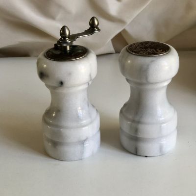 Солонка и перечница мрамор
