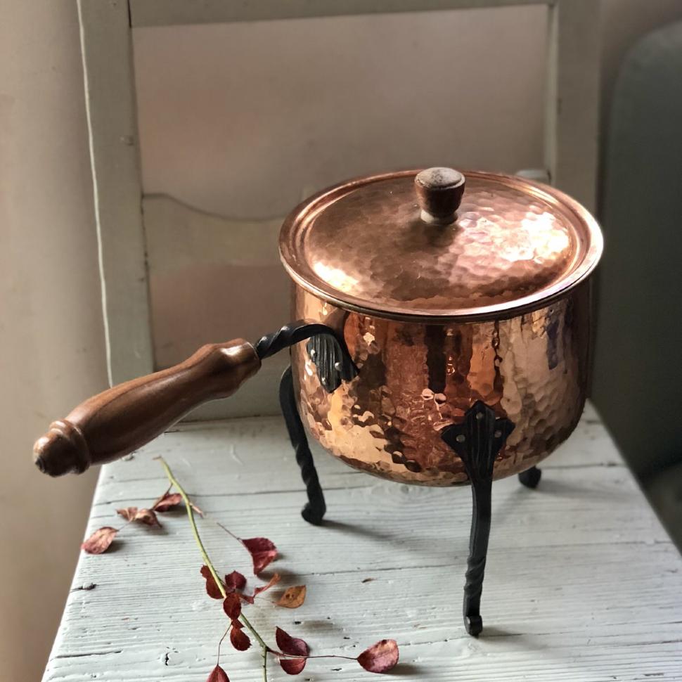 Медный ковш котелок на ножках с крышкой