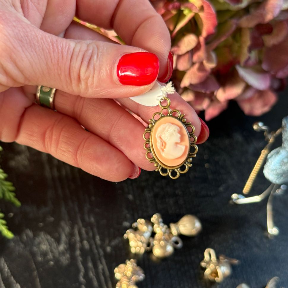 Подвеска Камея розовая 3 см бижутерия