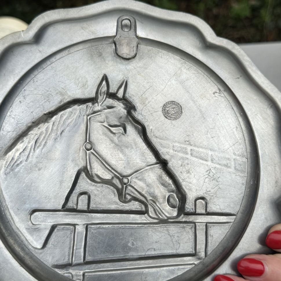 Тарелка настенная Лошадь 23 см олово