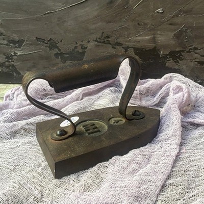 Старинный утюг малый тяжелый