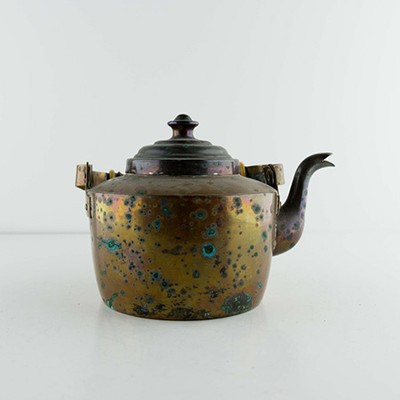 Старый медный чайник с деревянной ручкой 1 л.