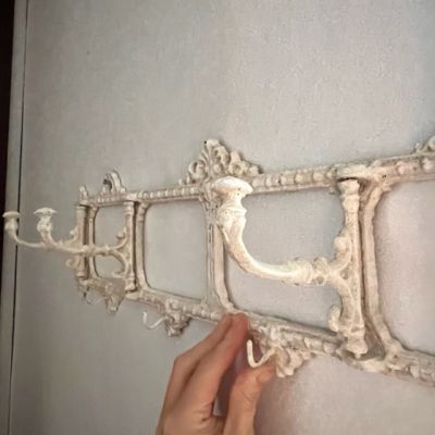 Вешалка чугунная белая 60 см