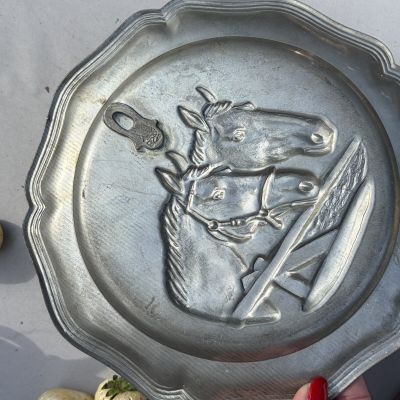 Тарелка настенная Две лошади 23 см олово 