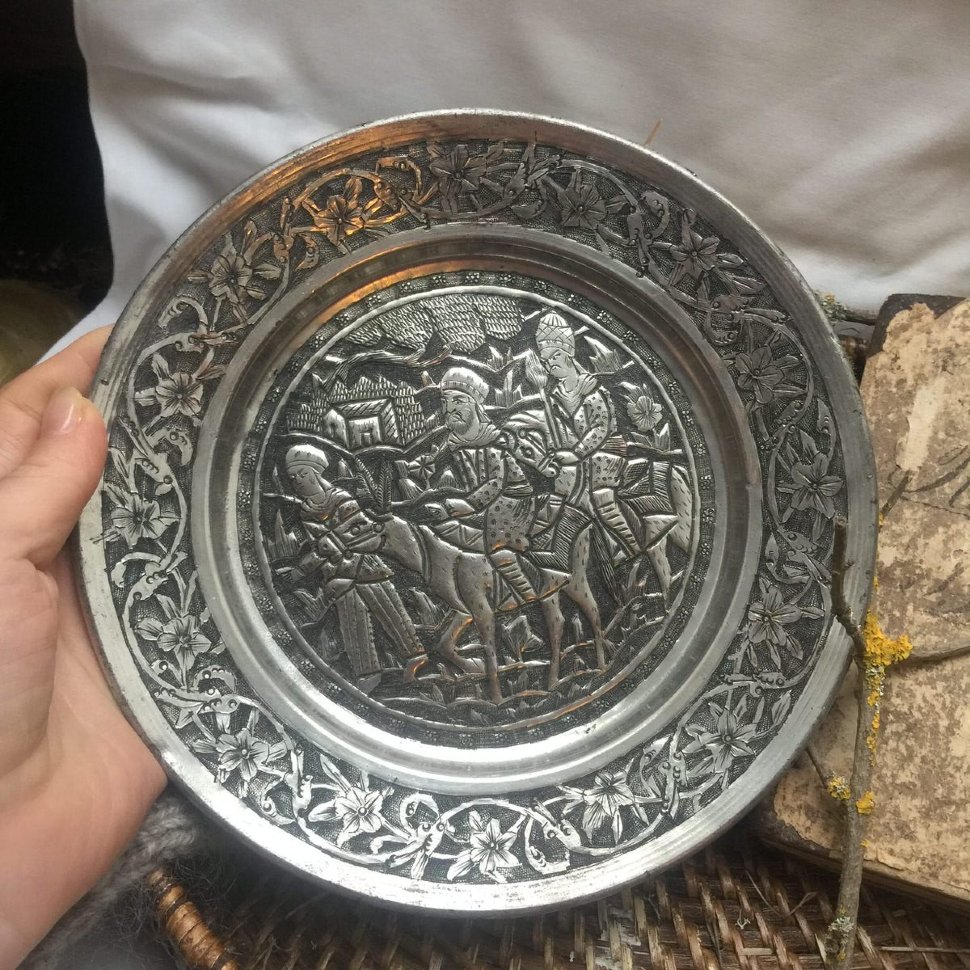 Блюдо олово чеканка