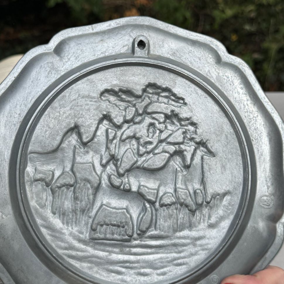 Тарелка настенная Лошади 23 см олово