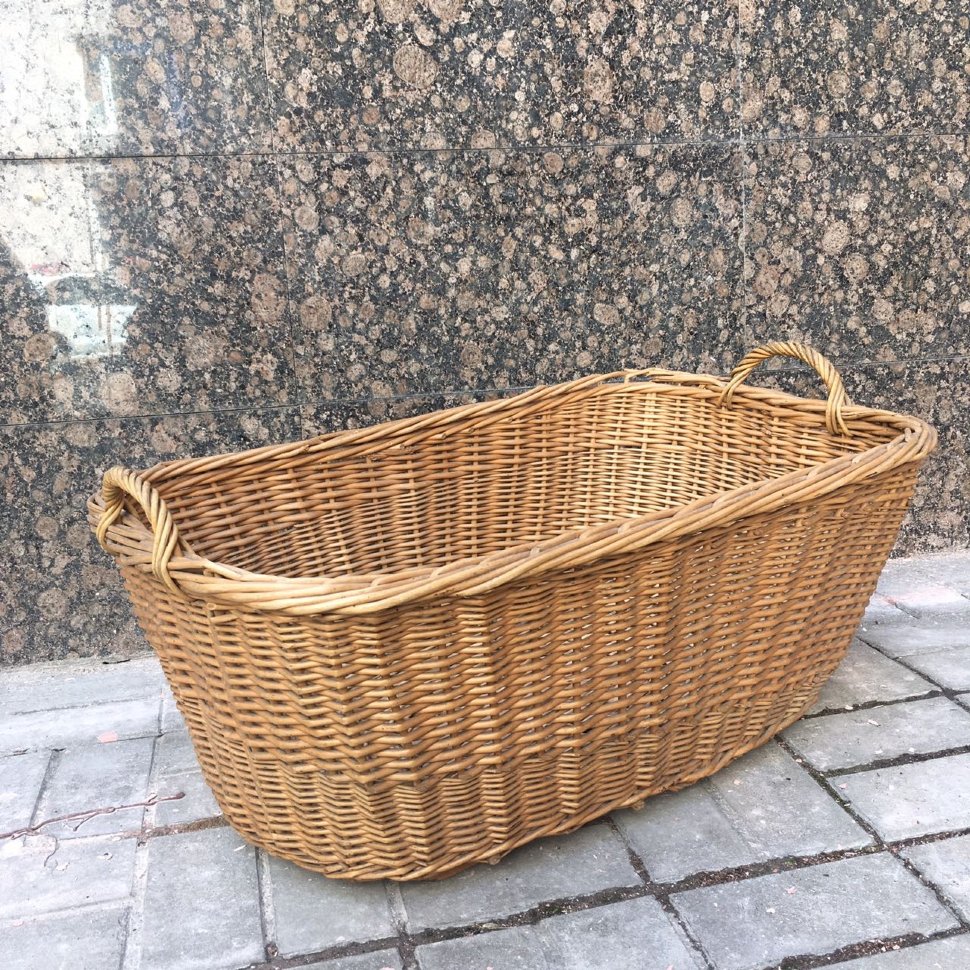 Корзина большая плетеная для белья на полозьях