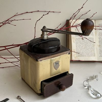 Кофемолка ручная дерево жестяной металл