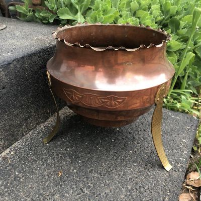 Кашпо на трех ножках