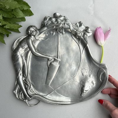 Блюдо Арнуво Девушка с кувшином 28 см олово  