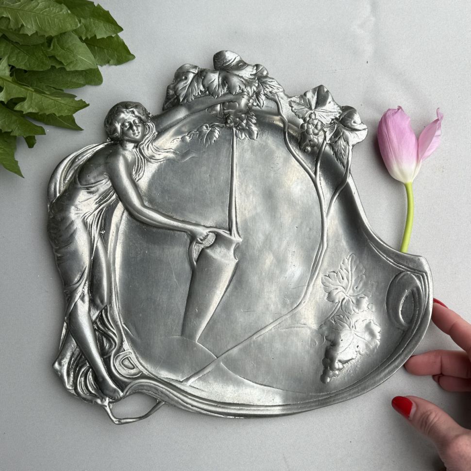 Блюдо Арнуво Девушка с кувшином 28 см олово  