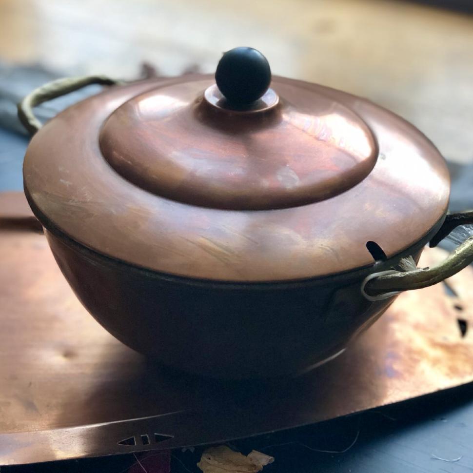 Кастрюля медная с двумя ручками и крышкой