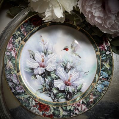 Тарелка W.S.George Lena Liu’s Hummingbird Treasury Рубиновая Колибри 20 см США изъян
