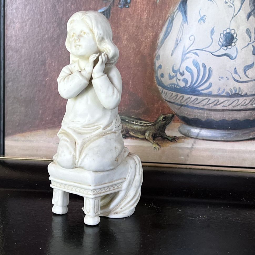 Статуэтка Мечтающая девочка 14 см бисквитный фарфор Франция