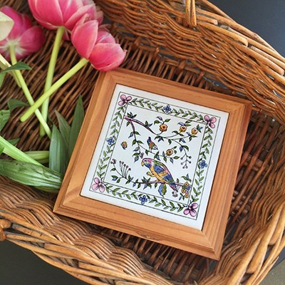 Плитка изразец в деревянной раме Попугаи