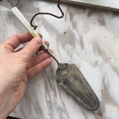 Лопатка для торта, трещинка на ручке