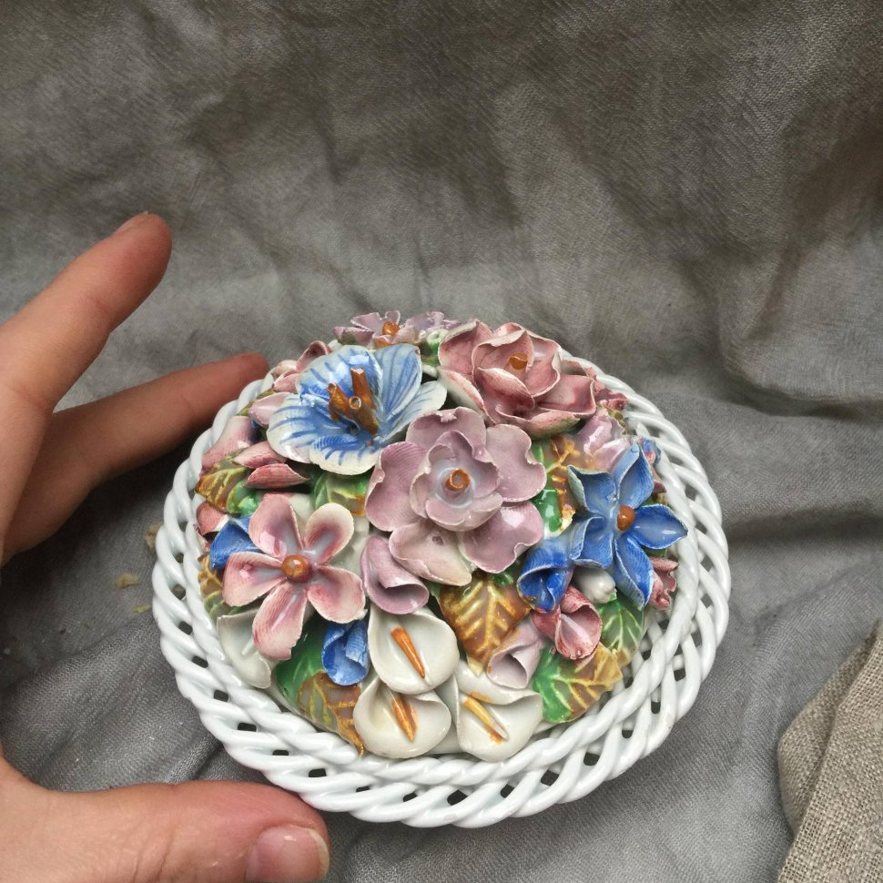 Шкатулка резная с крышкой, фарфор, цветы