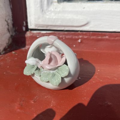 Статуэтка Корзинка с розами 5 см фарфор