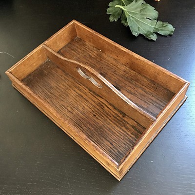 Деревянный поднос для приборов