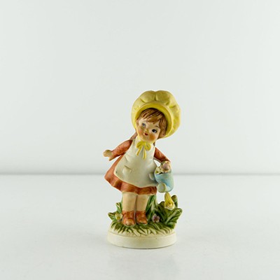 Статуэтка фарфор Девочка с леечкой