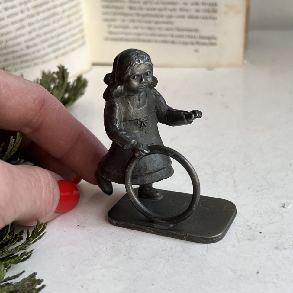 Статуэтка мини девочка с обручем 7 см олово