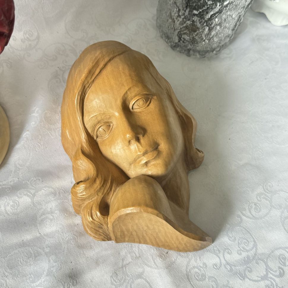Скульптура настенная бюст девушки 25 см резьба береза