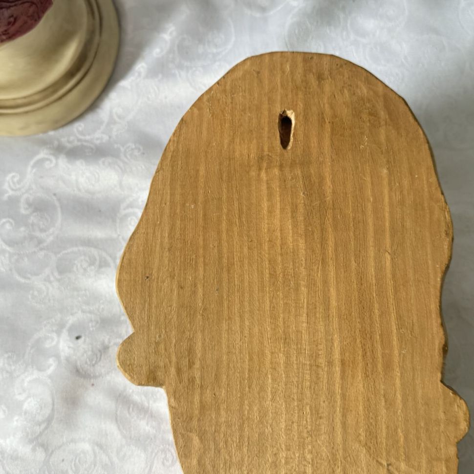 Скульптура настенная бюст девушки 25 см резьба береза