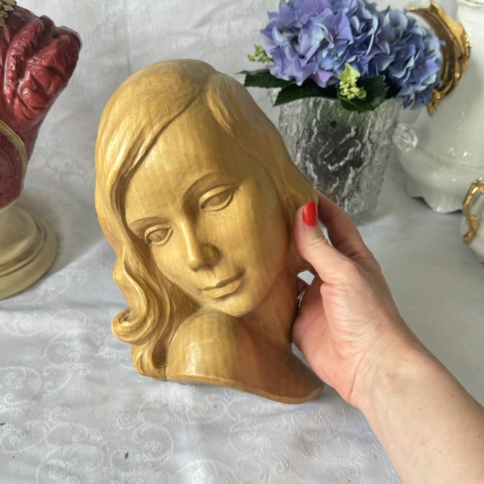 Скульптура настенная бюст девушки 25 см резьба береза