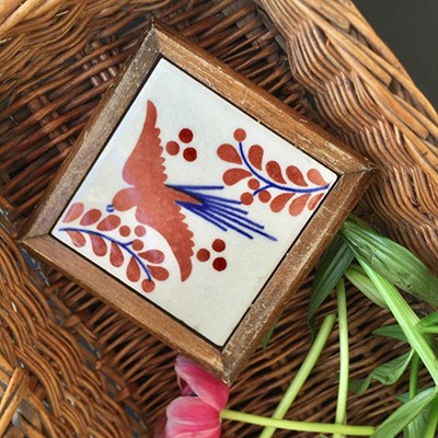 Плитка изразец Птица в деревянной раме