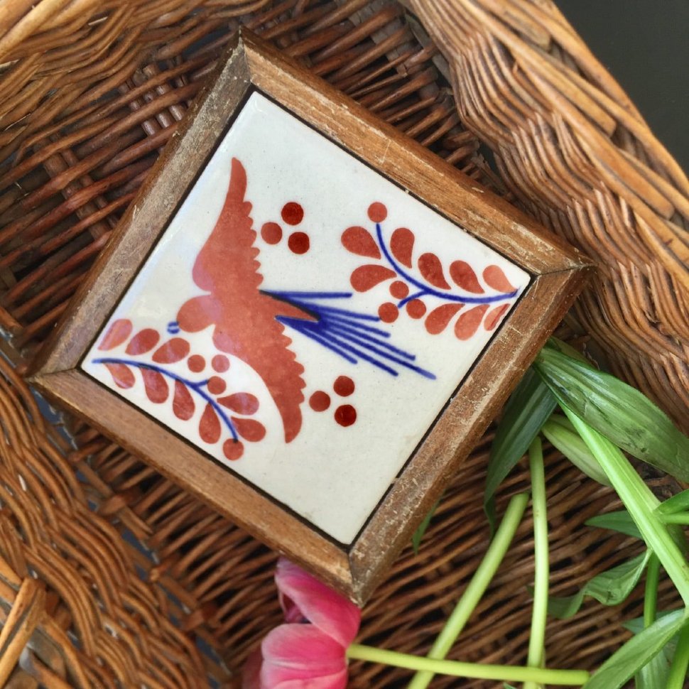 Плитка изразец Птица в деревянной раме