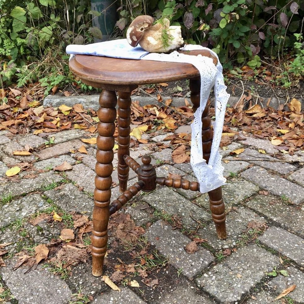 Журнальный резной столик дуб Голландия, треснула столешница