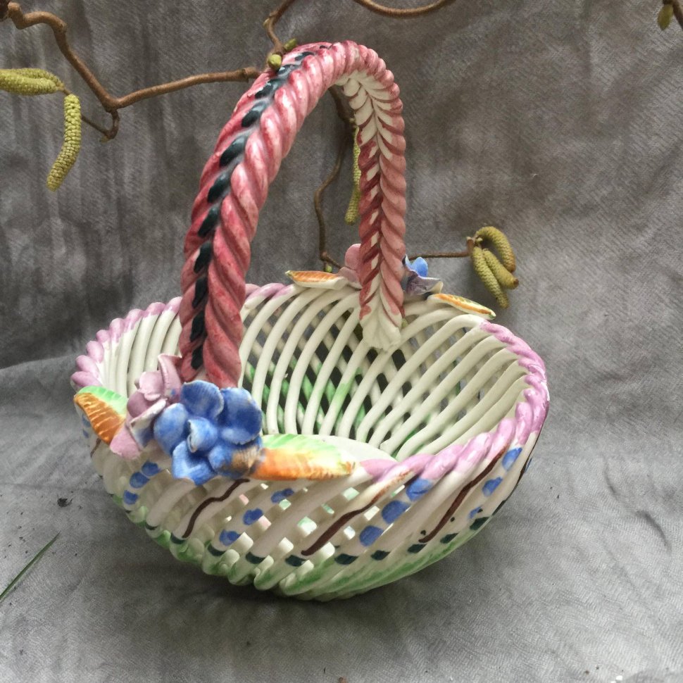Корзиночка конфетница фарфор резная, цветы