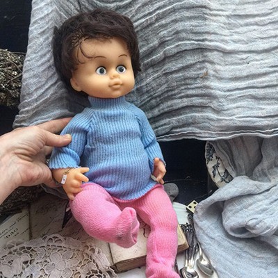 Пупс кукла в вязаном костюме