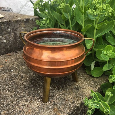 Кашпо медное на трех высоких латунных ножках