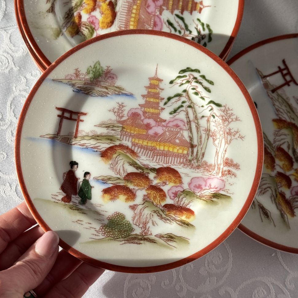 Тарелка Гейши у пагоды 17 см фарфор Япония         