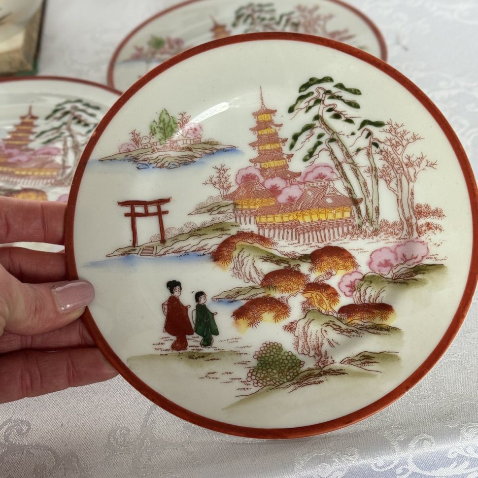 Тарелка Гейши у пагоды 17 см фарфор Япония         