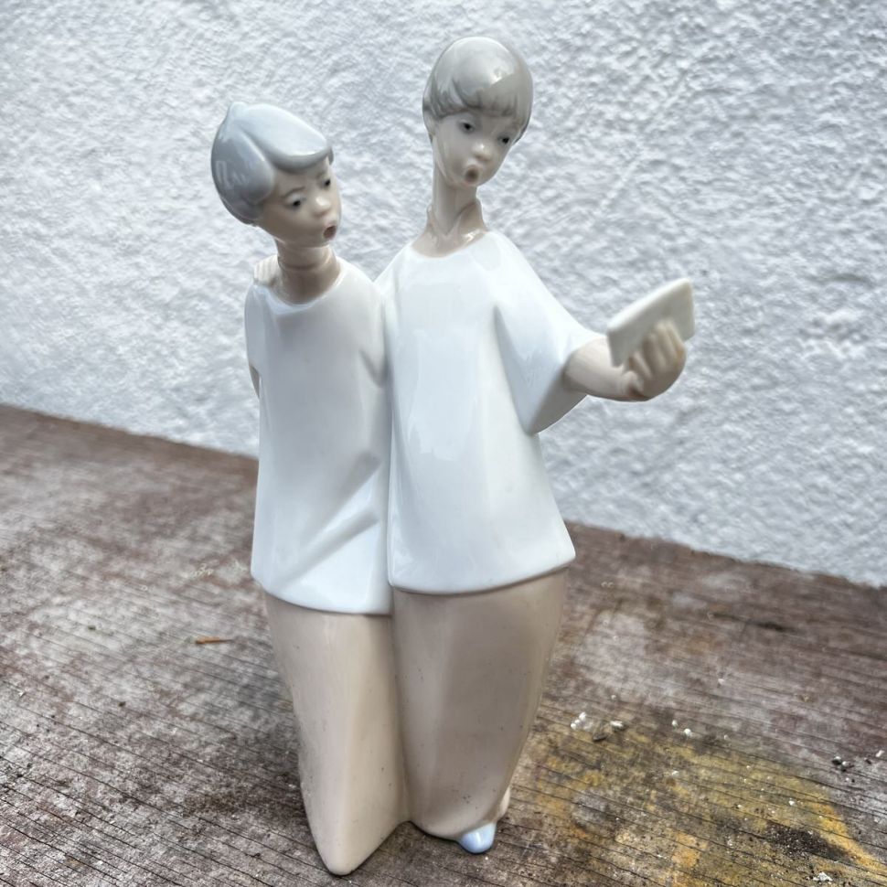 Статуэтка Мальчики хористы 21 см Lladro