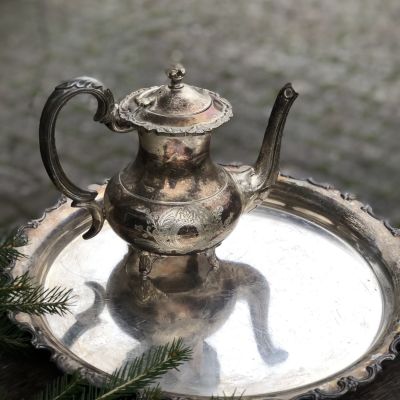 Чайник мельхиор изящной формы и объемным узором
