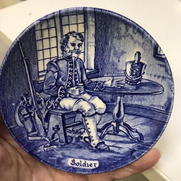 Блюдце Wedgwood 11 см "Алкоголики" Soldier
