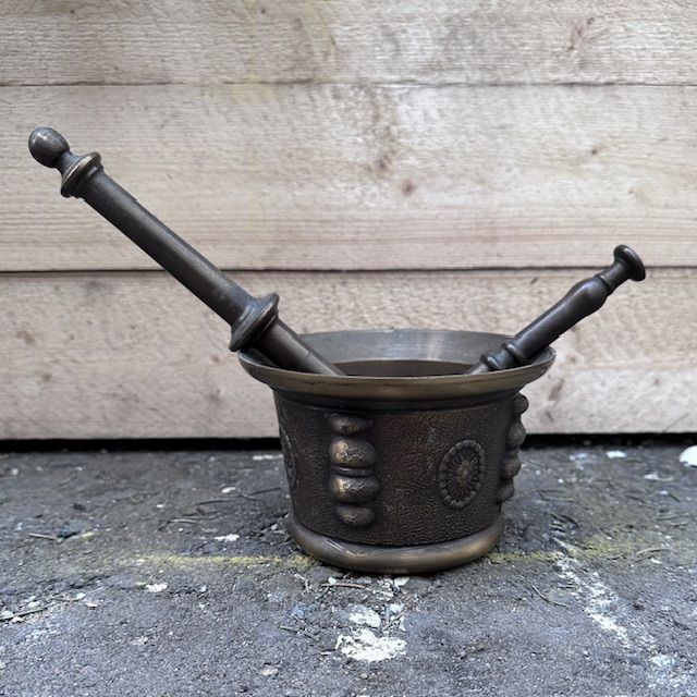 Ступка с двумя пестиками 14 см бронза