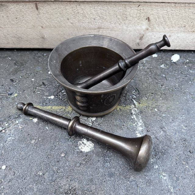 Ступка с двумя пестиками 14 см бронза