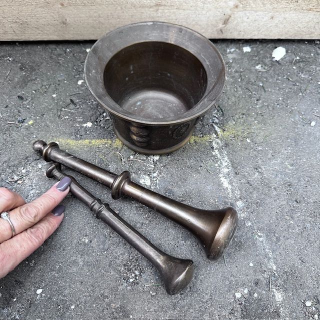 Ступка с двумя пестиками 14 см бронза