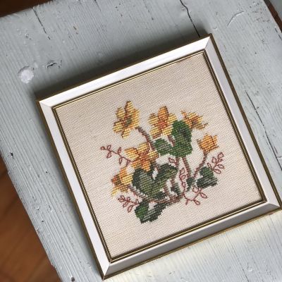 Вышивка Цветы в квадратной раме ручная работа