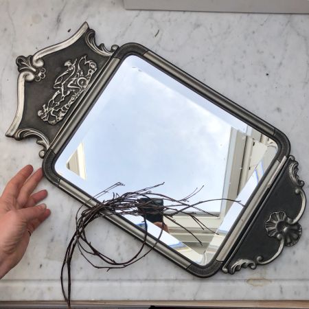 ​Зеркало в деревянной раме серебрянного цвета