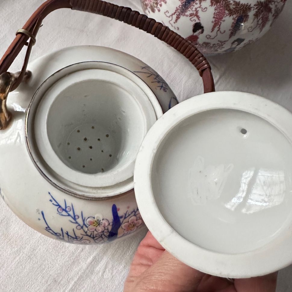 Чайник с ситом внутри Ветка сакуры 1 л фарфор Япония