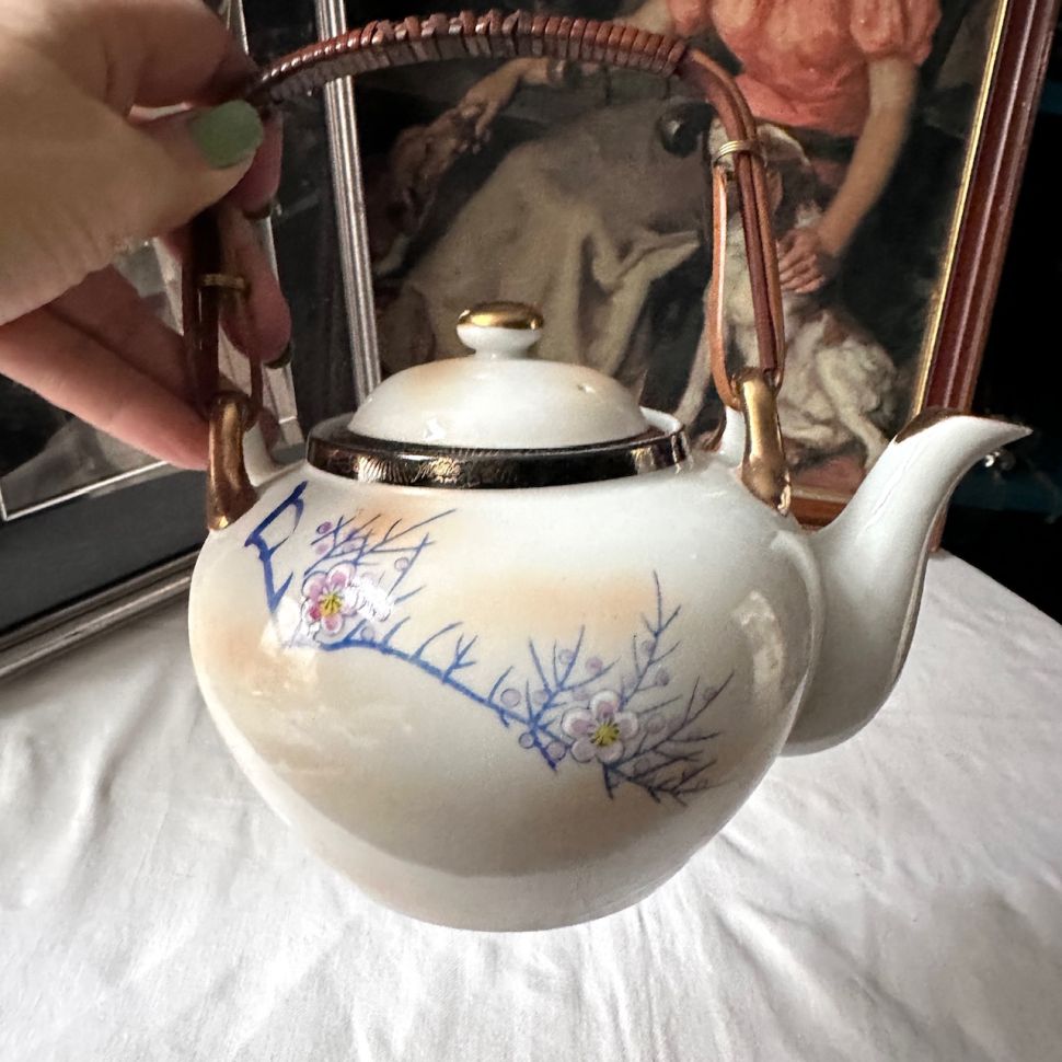 Чайник с ситом внутри Ветка сакуры 1 л фарфор Япония