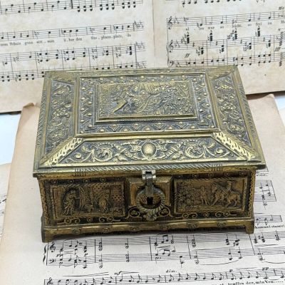 Шкатулка для украшений с рельефным изображением латунь Франция