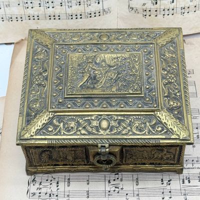 Шкатулка для украшений с рельефным изображением латунь Франция