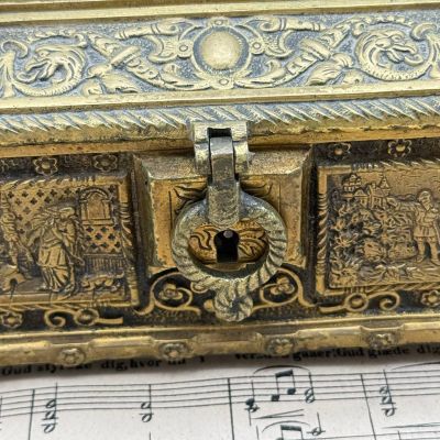 Шкатулка для украшений с рельефным изображением латунь Франция