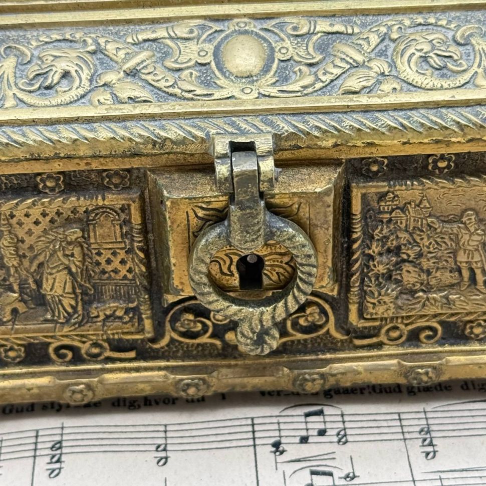 Шкатулка для украшений с рельефным изображением латунь Франция